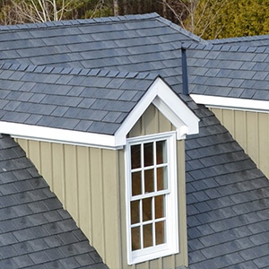 Schieferdach mit Gauben